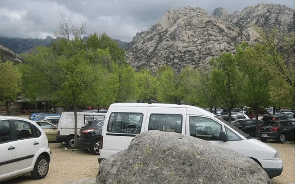 Aglomeraci&oacute;n de coches en el aparcamiento de Canto Cochino de La Pedriza de Manzanares el Real d&iacute;as antes de comenzar el estado de alarma