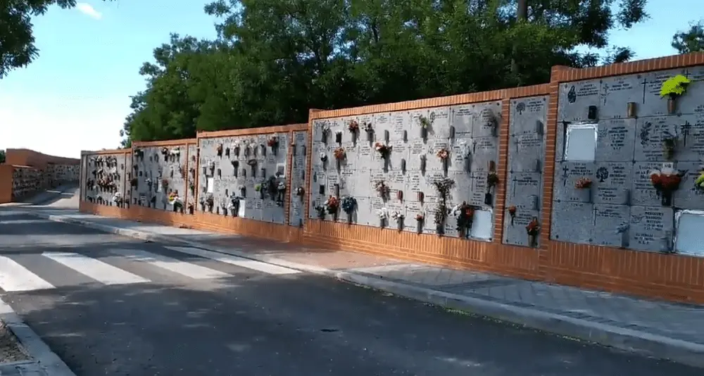 Los nuevos nichos construidos en el cementerio de La Almudena que ponen en evidencia las muertes de la covid19