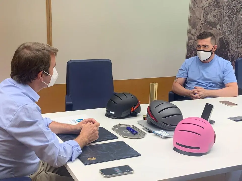 El Ayuntamiento firma un convenio con Livall Europe, para el fomento de la movilidad sostenible y la seguridad vial de Tres Cantos