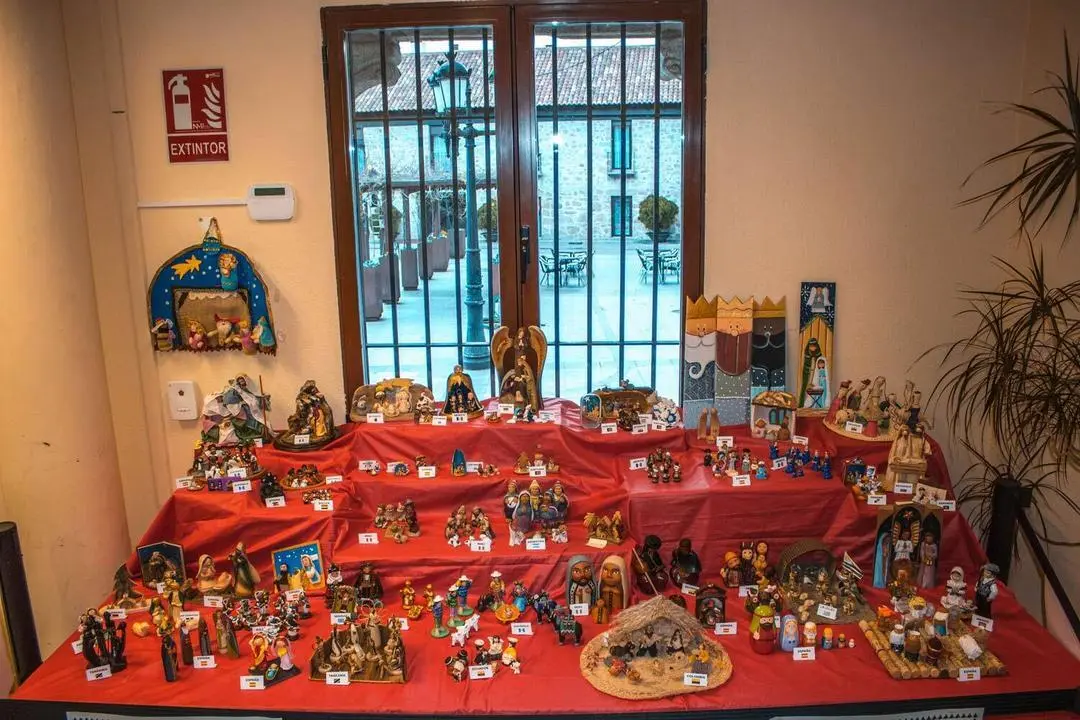 Una muestra internacional de belenes decoran el Ayuntamiento de Manzanares El Real esta Navidad (3)