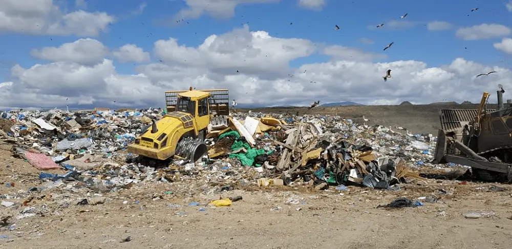 Un cami&oacute;n deposita basuras en el macrovertedero de Colmenar Viejo que da servicio a municipios del norte y noroeste de la regi&oacute;n