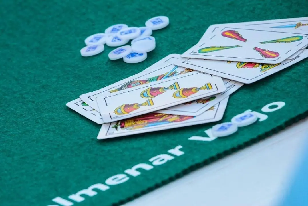 Baraja de cartas espa&ntilde;ola en jugada de mus