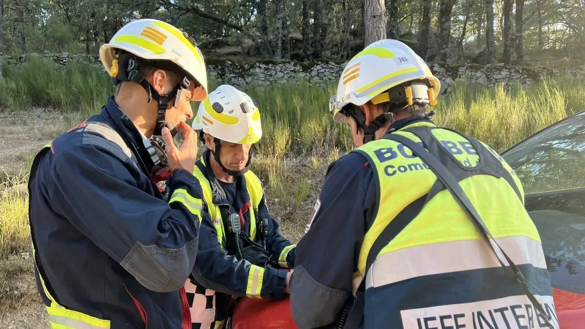 bomberos en incendio de Miraflores de la Sierra