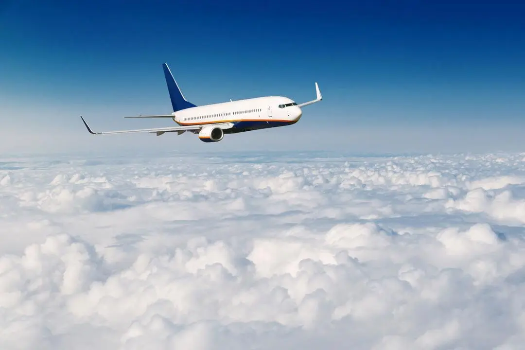 Avi&oacute;n volando sobre nubes