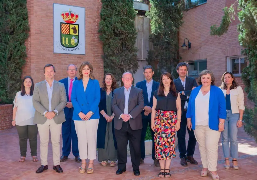 Pol&iacute;ticos frente al Ayuntamiento de Algete