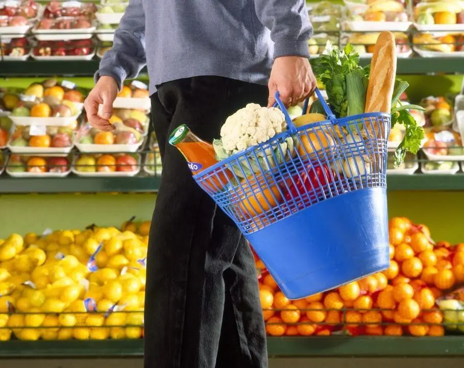 Cesta de la compra en supermercado.