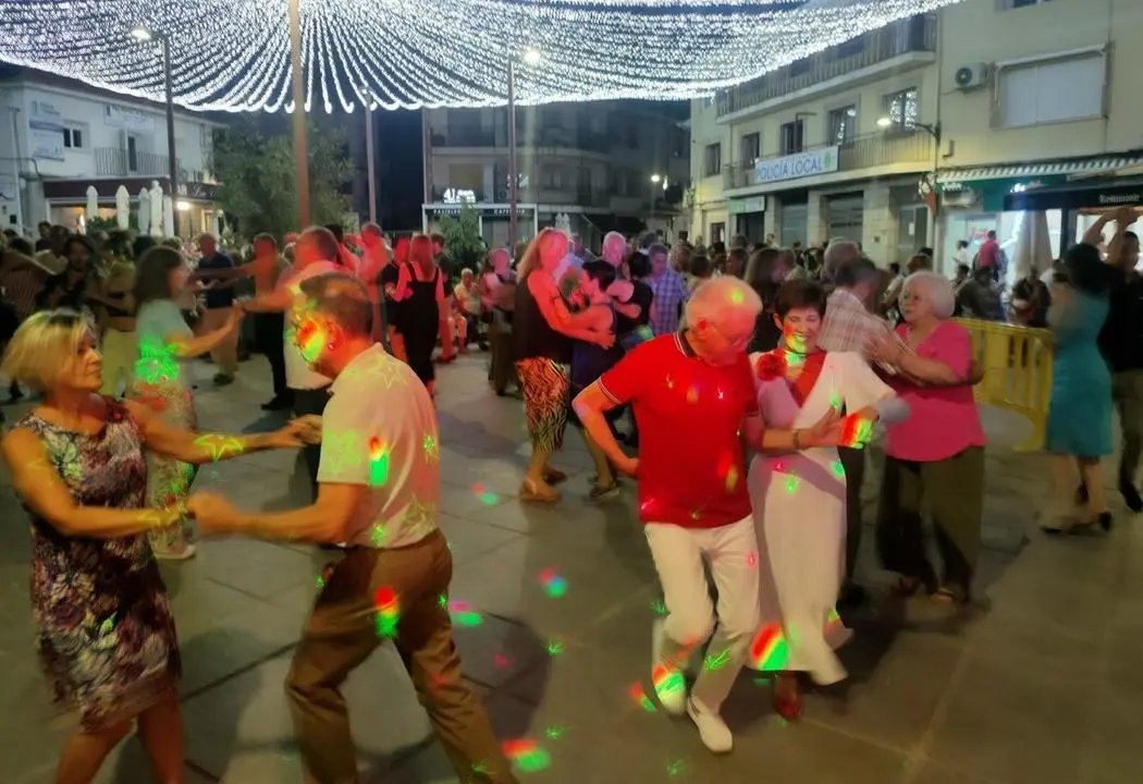 Una de las sesiones de baile en la plaza en Soto del Real de 2024