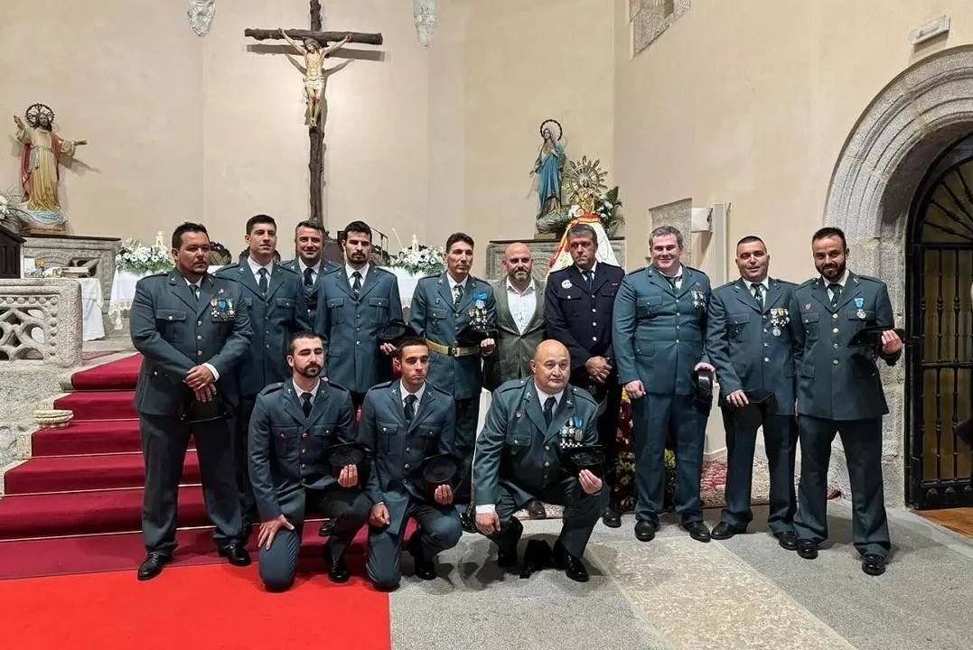 el alcalde de Manzanares El Real, Jos&eacute; luis Labrador, con guardias civiles en el acto con motivo del d&iacute;a de la patrona de la Benem&eacute;rita