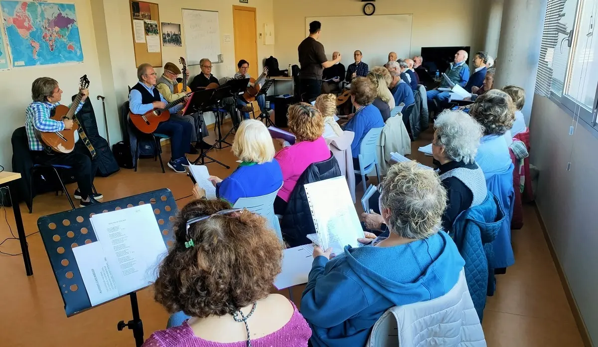 Un ensayo del coro y rondalla del centro de Mayores Antonio Somalo de Tres Cantos