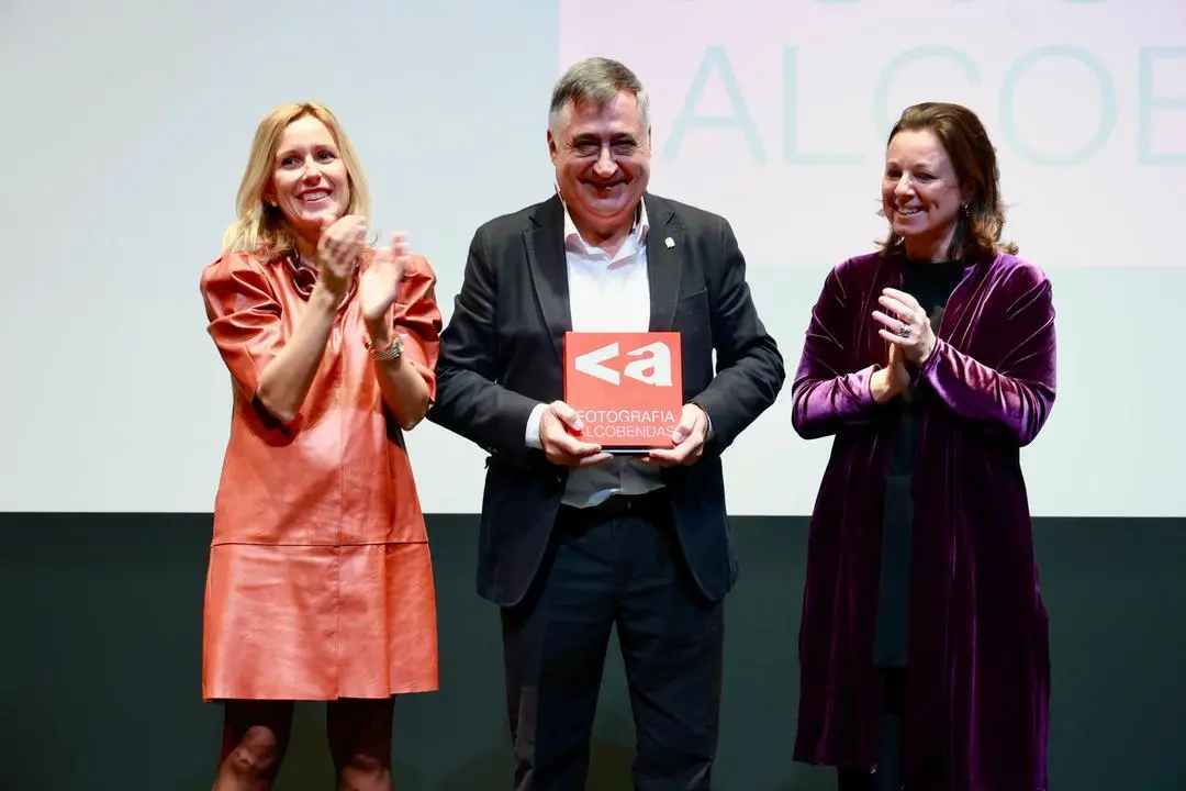 Gervasio S&aacute;nchez recibe el premio de fotograf&iacute;a.