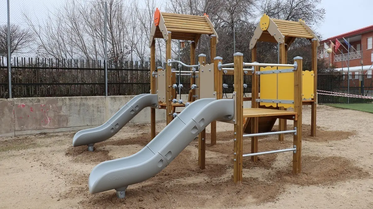 Zona de juegos infantiles instalados en el patio escolar del colegio Chozas de la Sierra