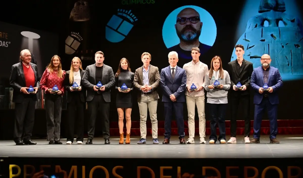 Foto de familia de los atletas Ol&iacute;mpicos de Alcobendas