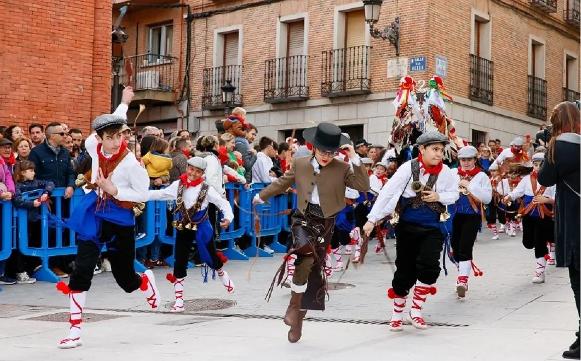 Una de las 'Vaquillas' de Colmenar Viejo, entrando en la Plaza del Ayuntamiento