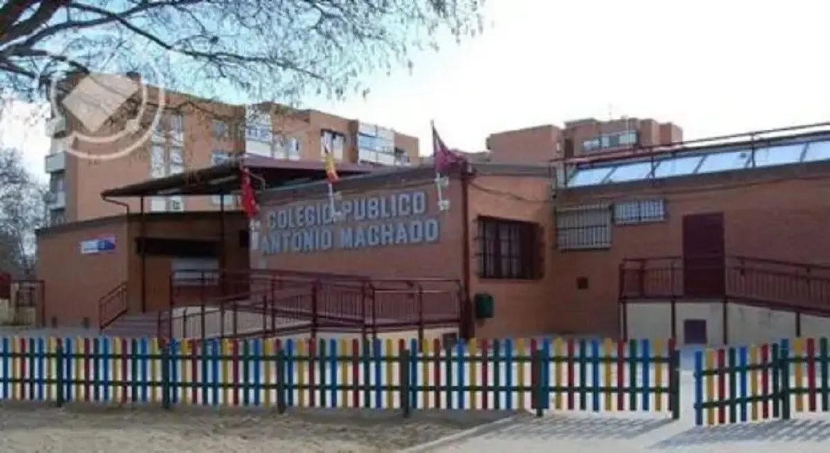 Exterior del colegio Antonio Machado de Colmenar Viejo