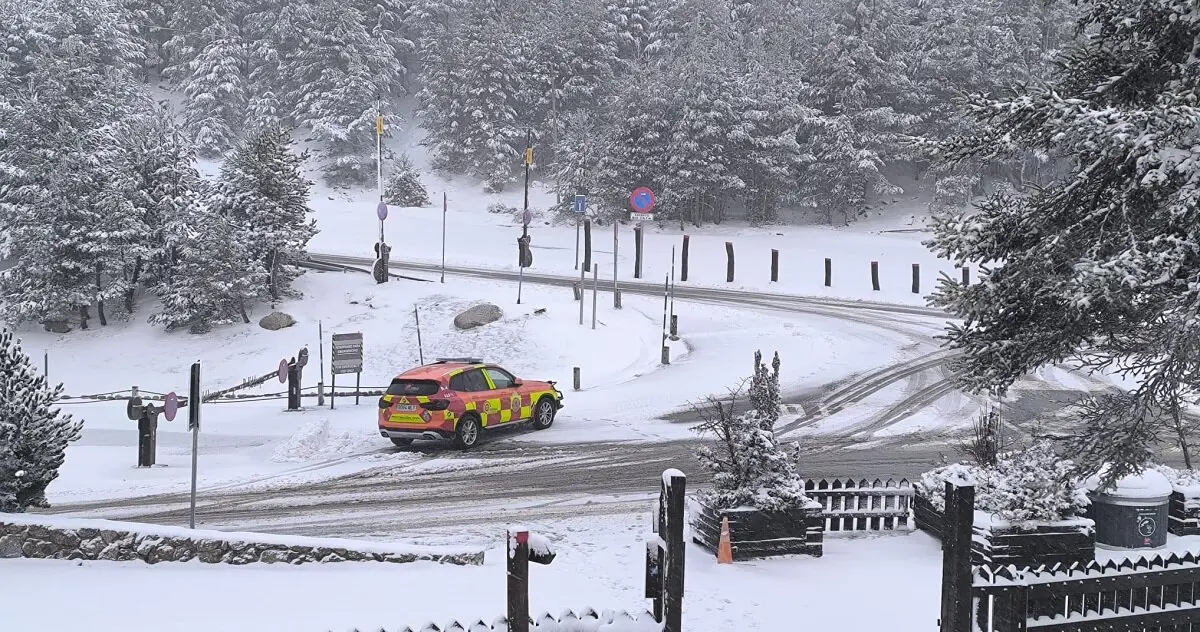 Emergencias 112 se&ntilde;ala que es obligatorio el uso de cadenas en coche en el puerto de La Morcuera