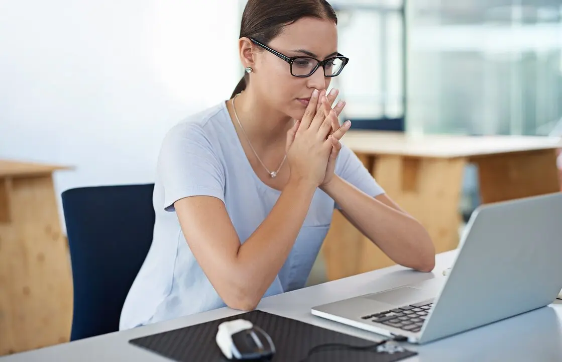 Mujer realiza una terapia psicol&oacute;gica a trav&eacute;s de inteligencia artificial en su ordenador