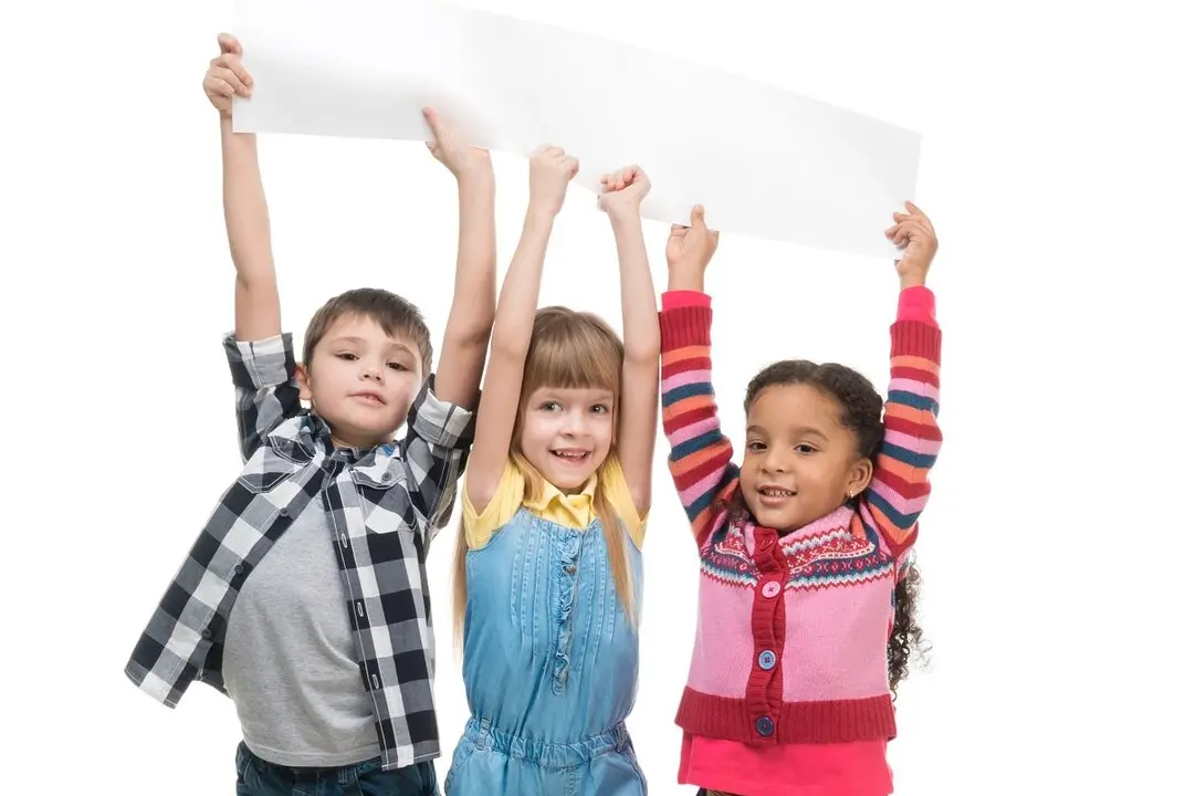 NI&ntilde;os y ni&ntilde;as escolares en una clase