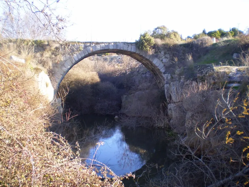 El Puente del Bat&aacute;n, una de las joyas del patrimonio hidr&aacute;ulico de Colmenar Viejo, cruza el r&iacute;o Manzanares y recuerda la importancia hist&oacute;rica de las infraestructuras del agua en la zona. IM&Aacute;GEN: (Wikipedia)