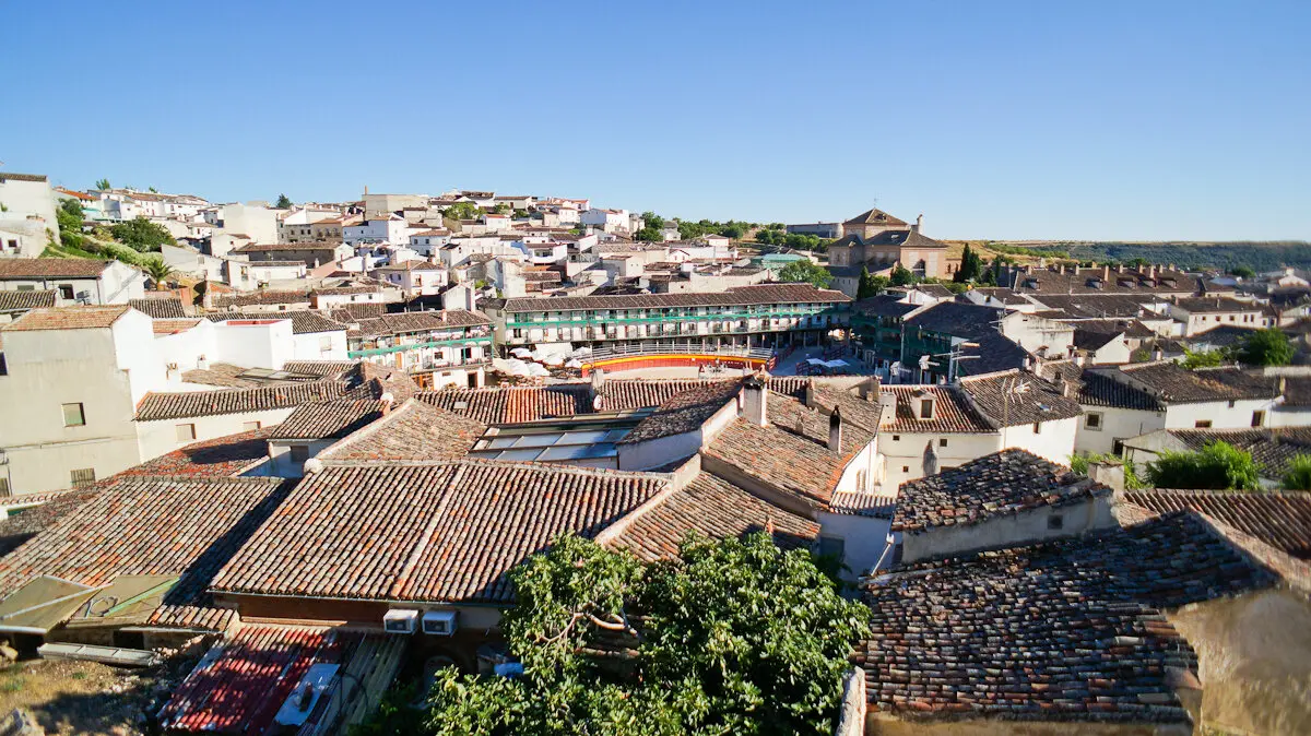 Vista panor&aacute;mica de Chinch&oacute;n, uno de los pueblos con nombre m&aacute;s singular de la Comunidad de Madrid. | Foto: Antonio Tajuelo (CC BY 2.0, v&iacute;a Wikimedia Commons)