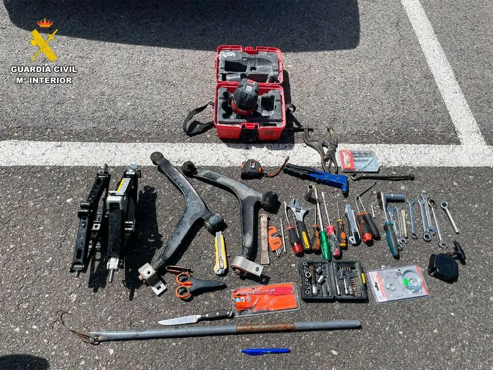 Herramientas recuperadas tras los robos en veh&iacute;culos industriales estacionados en zonas de obra en Tres Cantos. Los detenidos las sustra&iacute;an forzando cerraduras o rompiendo ventanillas.