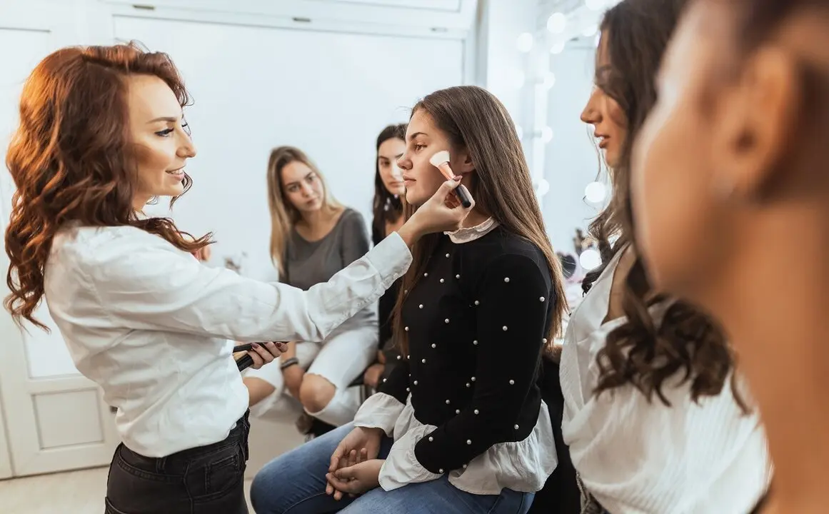 Una profesora de est&eacute;tica ofrece una masterclass de maquillaje a alumnas