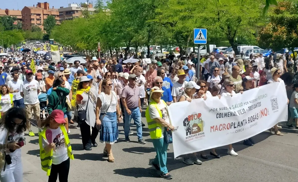Un momento de la manifestaci&oacute;n a su paso por calle de la Maliciosa en Tres Cantos