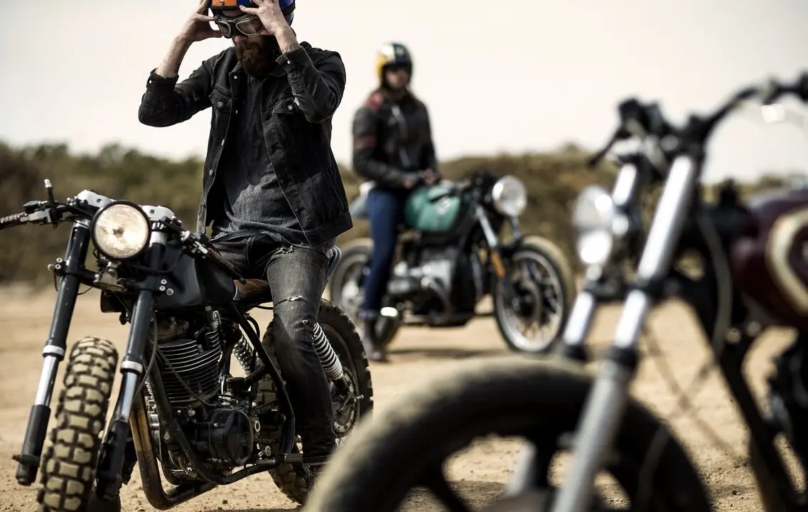 Tres motoristas en un camino de tierra