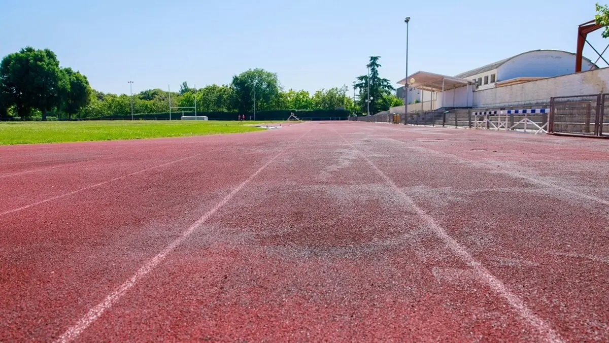 Colmenar Viejo repara el firme de la recta final de la pista de Atletismo del Mart&iacute;n Colmenarejo