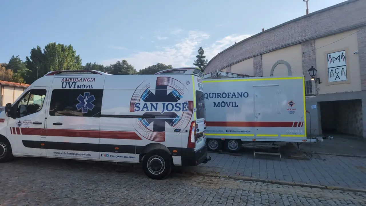 Servicios preparados en las inmediaciones de la Plaza de Toros de Miraflores de la Sierra.