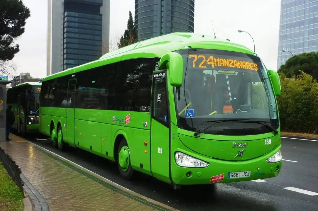 Un autob&uacute;s de la l&iacute;nea 724 que une Madrid con Manzanares El Real (foto: ayto Manzanares El Real)