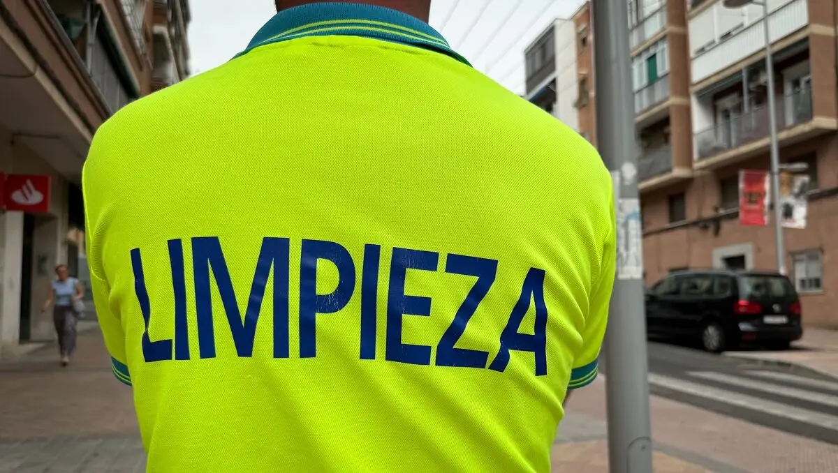 Un operario de limpieza de San Sebasti&aacute;n de los Reyes