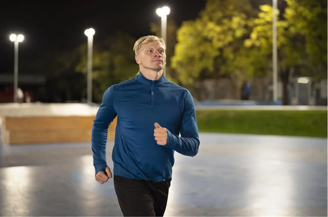 Un "runner" corre en horario nocturno como la propuesta que hace el ayuntamiento de Tres Cantos para el 20 de septiembre
