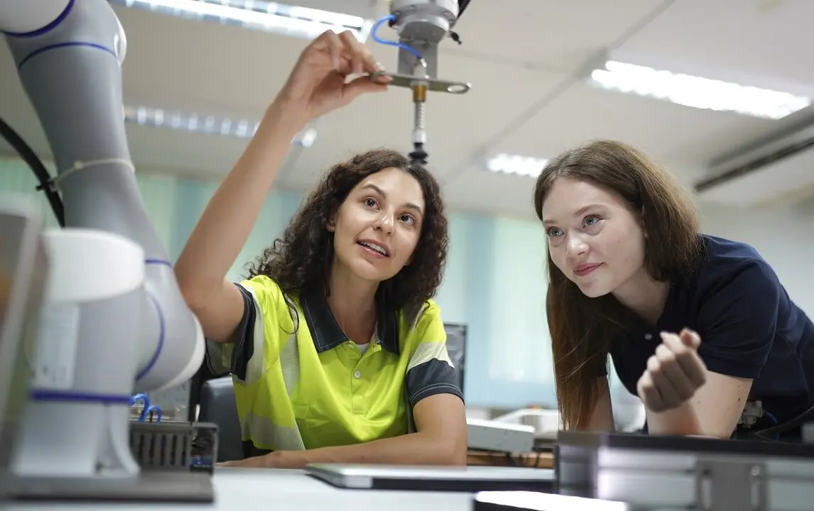 Dos estudiantes de carreras cient&iacute;ficas en una universidad