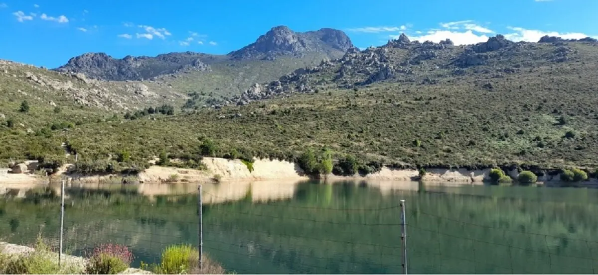 El Embalse de la Maliciosa est&aacute; situada entre monta&ntilde;as