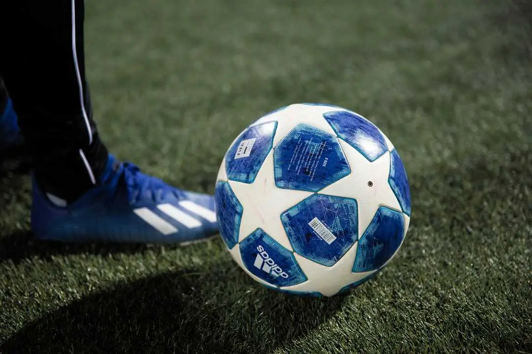 Foto de <a href="https://unsplash.com/es/@janoschphotos?utm_source=unsplash&utm_medium=referral&utm_content=creditCopyText">Janosch Diggelmann</a> en <a href="https://unsplash.com/es/fotos/balon-de-futbol-azul-y-blanco-en-campo-de-hierba-verde-ZBZStqTOXFU?utm_source=unsplash&utm_medium=referral&utm_content=creditCopyText">Unsplash</a>