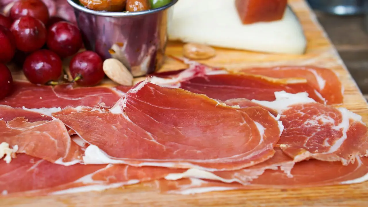 Imagen de archivo de una tabla con jam&oacute;n.