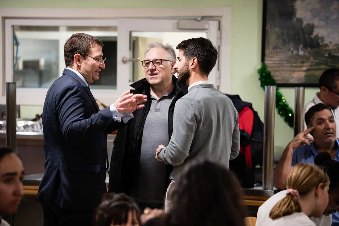 Mariano Ca&ntilde;as con el Presidente del Centro de Atenci&oacute;n al Refugiado (Alcobendas)