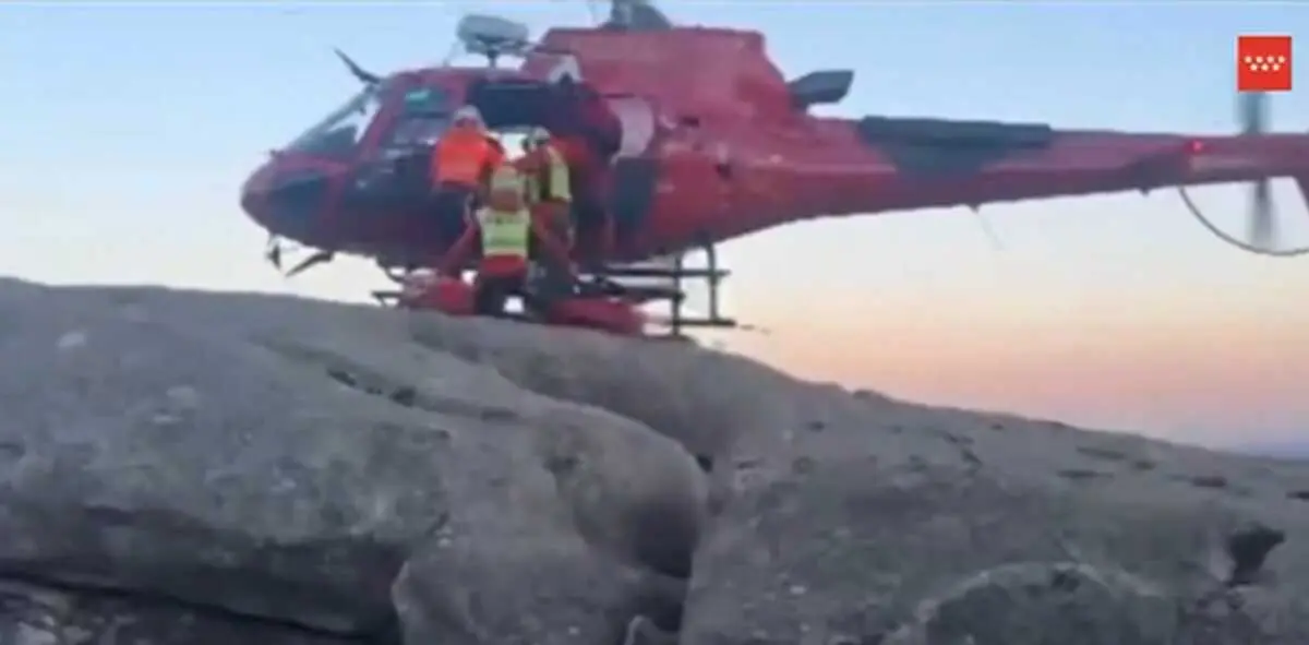 Momento del excursionista herido en la Pedriza por parte del GERA