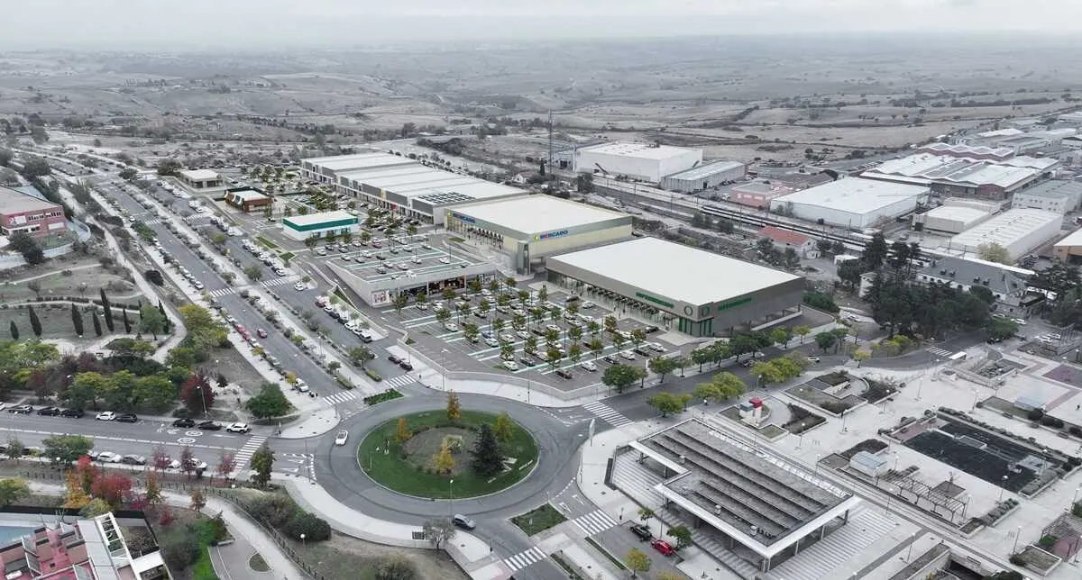 Recreaci&oacute;n virtual del futuro parque comercial en Colmenar Viejo en barrio de la Estaci&oacute;n