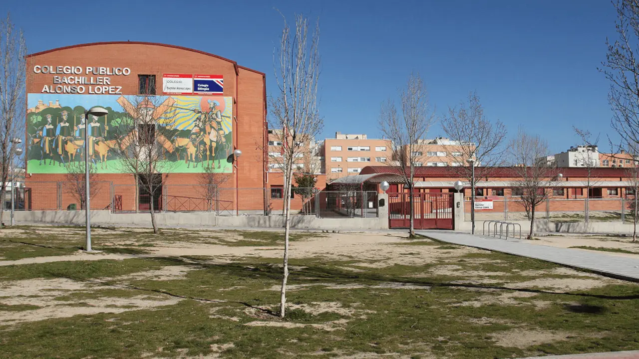 Una de las fachadas del colegio Bachiller Alonso L&oacute;pez de Alcobendas