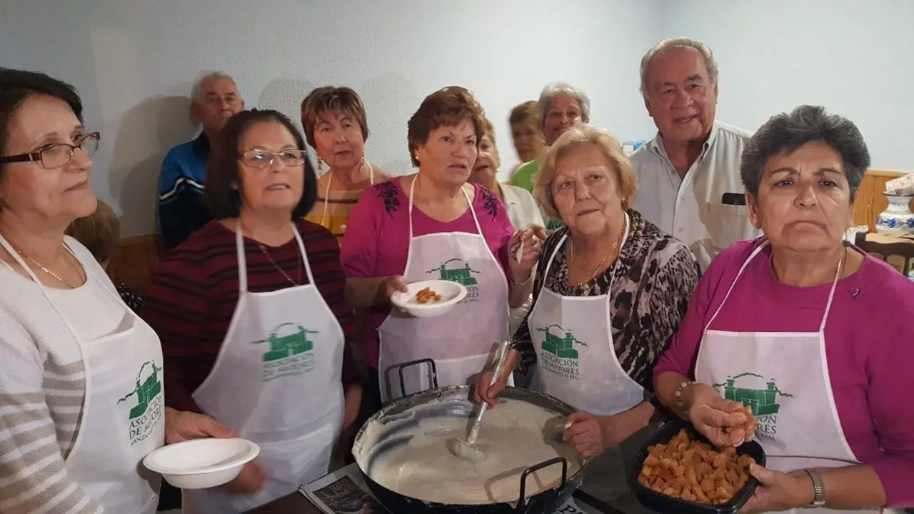La Asociaci&oacute;n de Mayores de Manzanares el Real estuvo al frente de la elaboraci&oacute;n y degustaci&oacute;n de puches