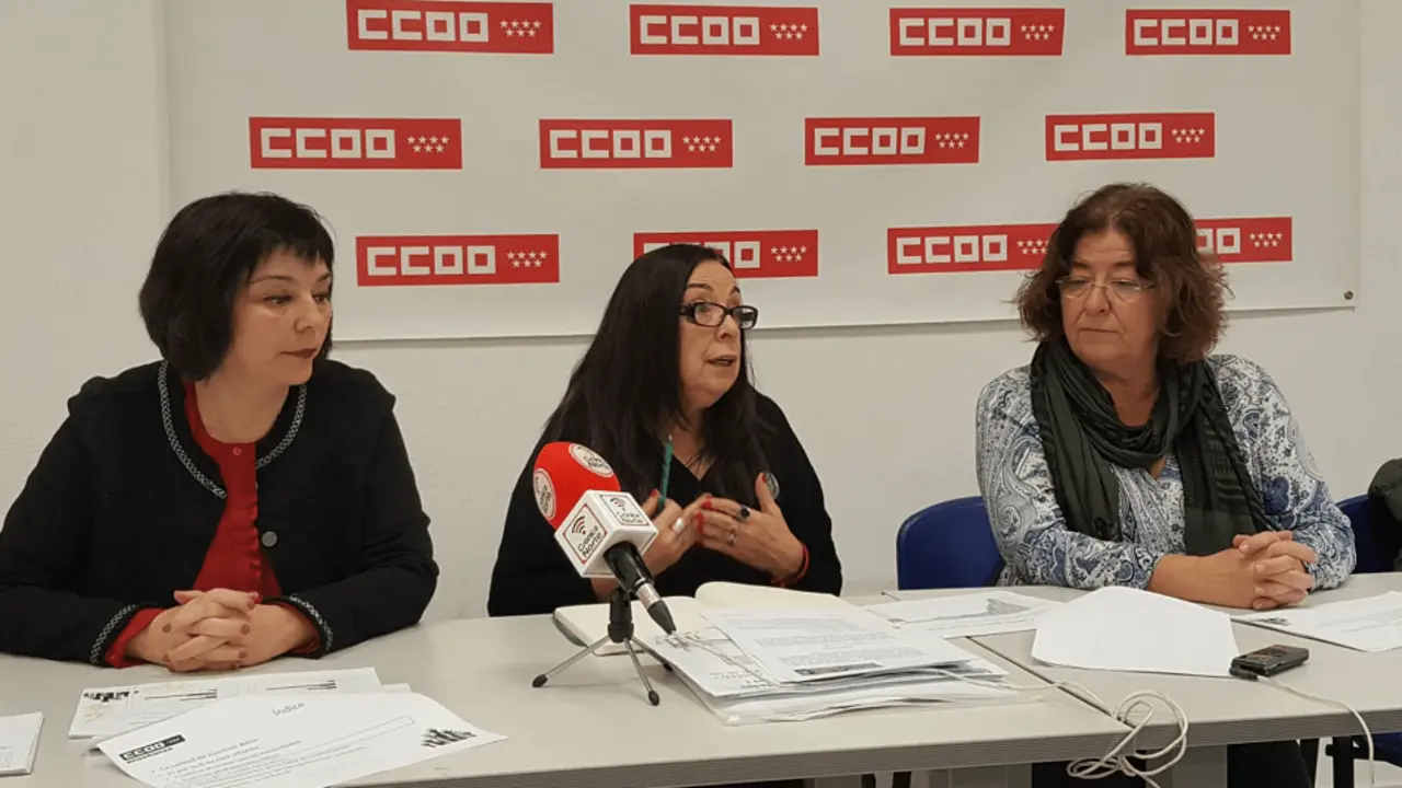 Isabel Galv&iacute;n, Secretaria General de la Federaci&oacute;n de Ense&ntilde;anza Madrid de CCOO (en el centro), en la rueda de prensa en Alcobendas