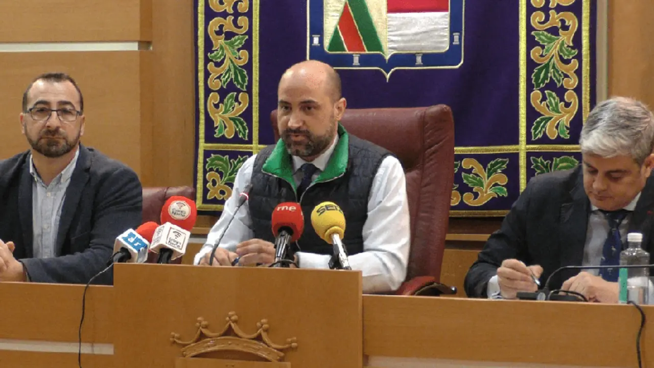 El alcalde de Colmenar Viejo, Jorge Garc&iacute;a D&iacute;az explica en rueda de prensa la sentencia del Tagarral