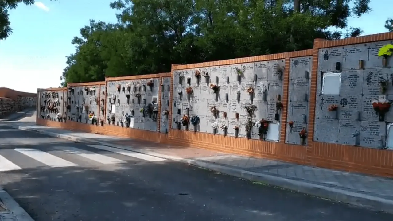 Los nuevos nichos construidos en el cementerio de La Almudena que ponen en evidencia las muertes de la covid19