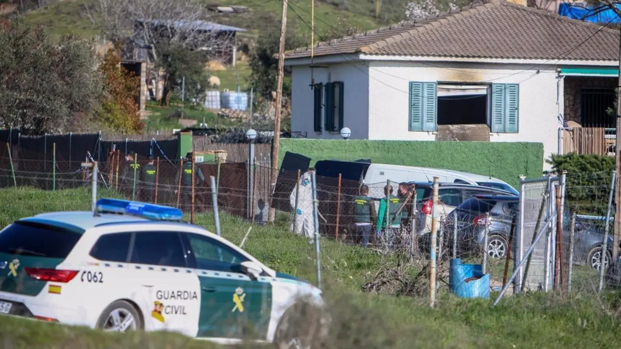 09/03/2021 Agentes de la Guardia Civil realizan investigaciones en la vivienda donde han muerto tres personas durante un incendio, en El Molar, Madrid (Espa&ntilde;a), a 9 de marzo de 2021. El 112 ha recibido un aviso de la Polic&iacute;a Local sobre las 12.30 horas de este martes informando de un incendio de esta casa aislada situada en un camino rural que sale de la A-1, sobre el kil&oacute;metro 38. Al lugar se han desplazado dos dotaciones de Bomberos de la Comunidad de Madrid, que han encontrado las llamas evolucionadas el incendio afectando a la cocina y dos dormitorios. En el rastreo de la casa, han hallado tres cuerpos sin vida, una mujer y un hombre adultos de unos 45 a&ntilde;os y una ni&ntilde;a, posible hija de ambos, de 11,  que han sacado r&aacute;pidamente y han puesto en manos del personal sanitario del Summa-112, que han confirmado el fallecimiento de estas tres personas porque las lesiones eran mortales de necesidad.
POLITICA 
Ricardo Rubio - Europa Press