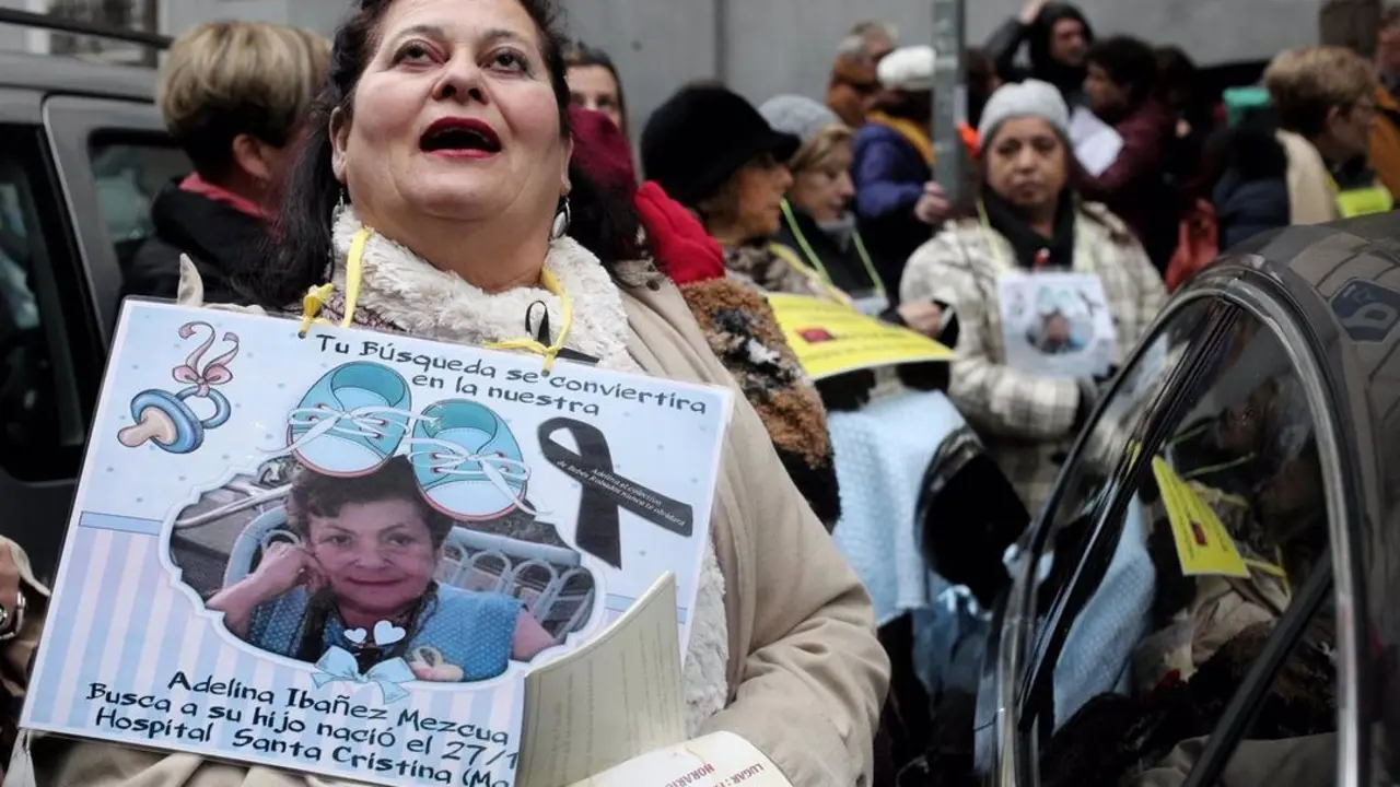 27/01/2020 Una mujer sujeta un cartel en el que se ve la foto de una de las madres de beb&eacute;s robados, en la concentraci&oacute;n estatal de beb&eacute;s robados frente a la Fiscalia General del Estado, Madrid (Espa&ntilde;a), a 27 de enero de 2020.
POLITICA 
Eduardo Parra - Europa Press