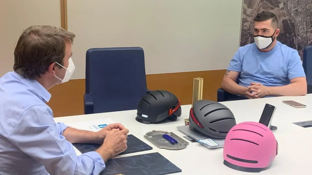 El Ayuntamiento firma un convenio con Livall Europe, para el fomento de la movilidad sostenible y la seguridad vial de Tres Cantos