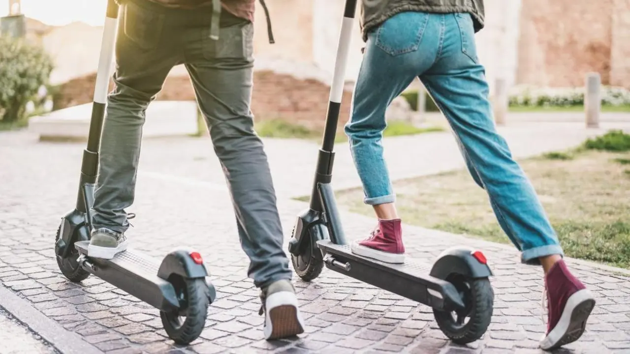 Dos j&oacute;venes utilizan sendos patinetes el&eacute;ctricos
