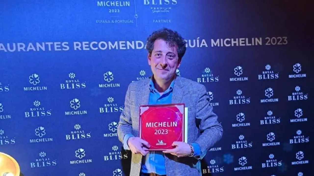 Gonzalo de la Torriente recogiendo el reconocimiento Guia Michelin 2023