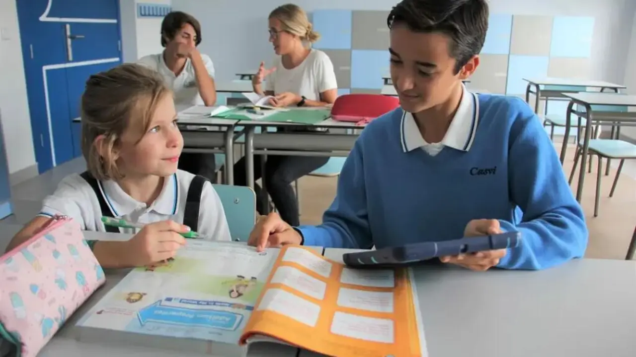 Alumnos realizando tareas en Casvi International American School